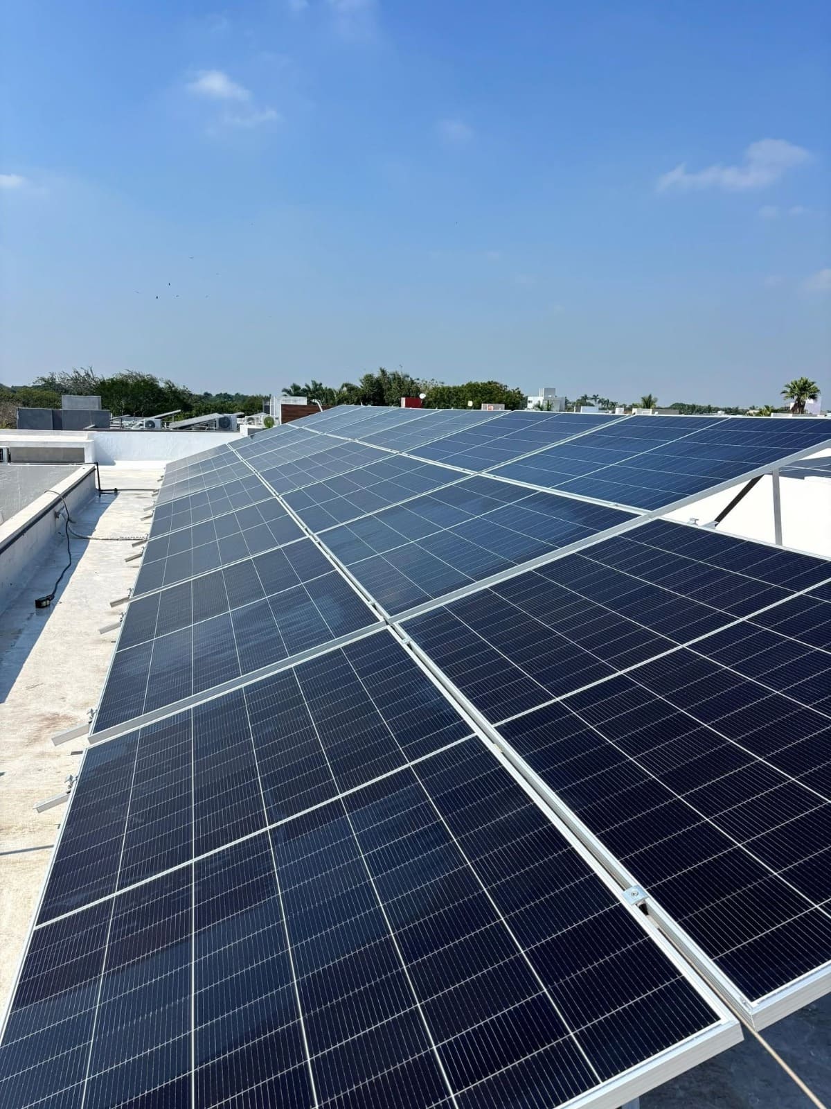 Instalación de paneles solares en techo residencial
