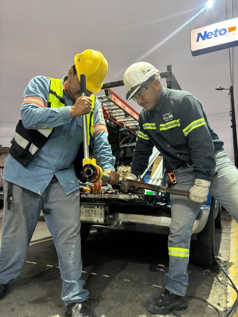 Trabajo de mantenimiento eléctrico en tablero