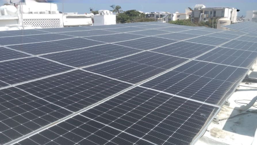 Equipo técnico durante instalación en campo