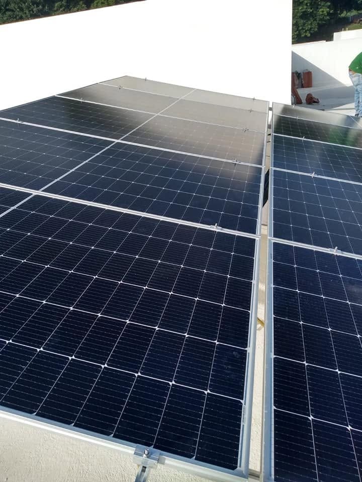 Detalle de tablero eléctrico con cableado nuevo